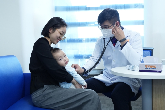 Trẻ được bác sĩ khám sàng lọc trước khi tiêm kháng thể đơn dòng RSV tại VNVC. Ảnh: Tuấn Anh