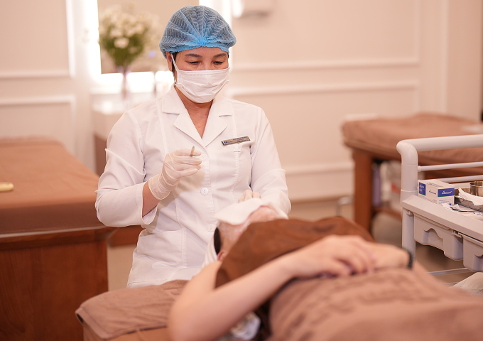 Bác sĩ đang chuẩn bị tiêm meso làm đẹp. Ảnh minh họa: Bệnh viện Đa khoa Tâm Anh Hà Nội