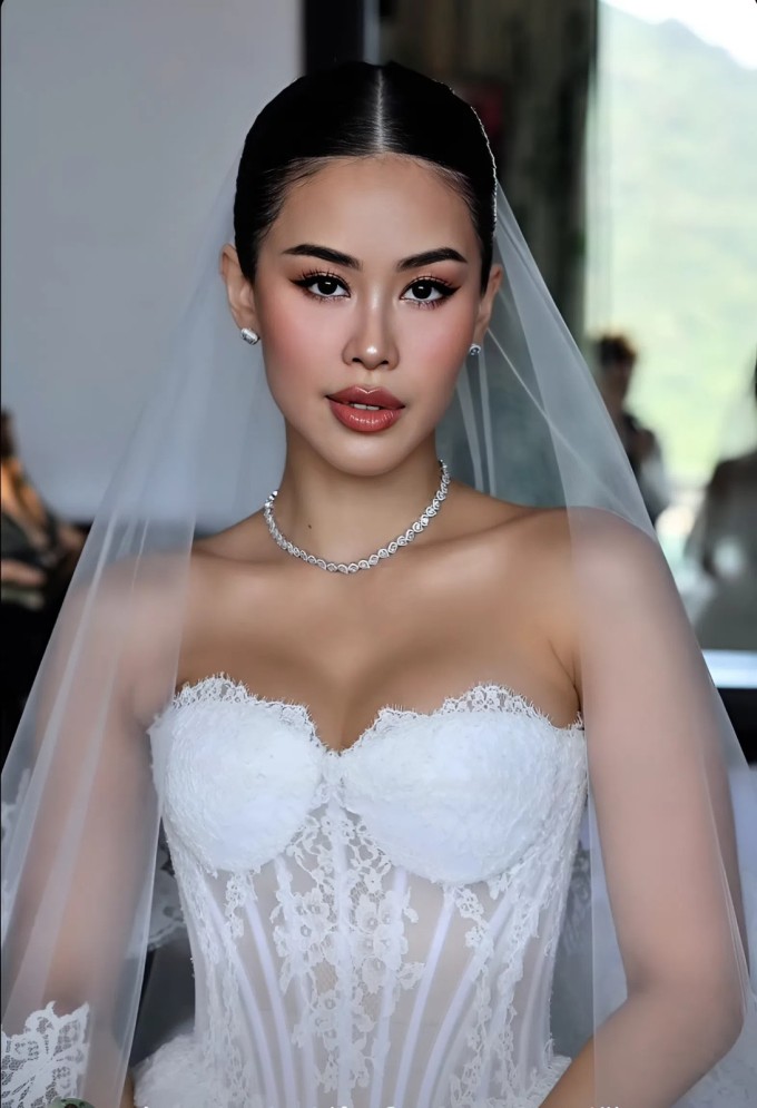 Tiên Nguyễn chọn váy cưới tôn vòng một 1 Cô dâu Tiên Nguyễn trong trang phục cưới.