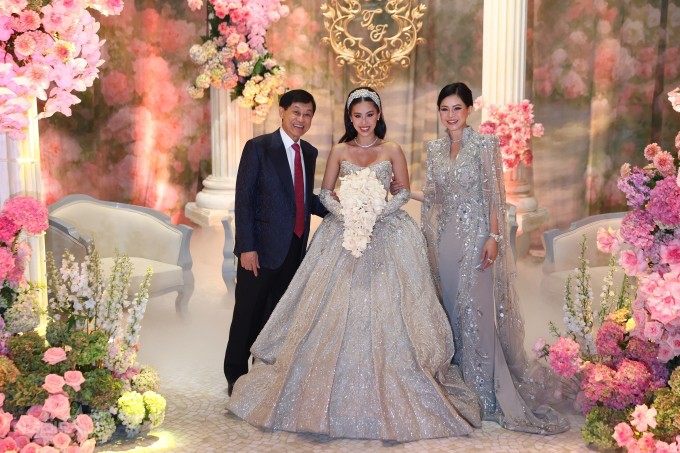 Tiên Nguyễn diện váy cưới đính hàng nghìn viên đá quý 1 Tiên Nguyễn bên bố mẹ trong tiệc cưới tối 7/12. Ảnh: Quỳnh Trần