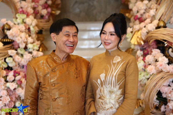 Tiên Nguyễn được bố mẹ tặng quà hồi môn là cổ phần công ty 1 Vợ chồng Johnathan Hạnh Nguyễn - Thủy Tiên trong lễ ăn hỏi của con gái sáng 7/12. Ảnh: Quỳnh Trần