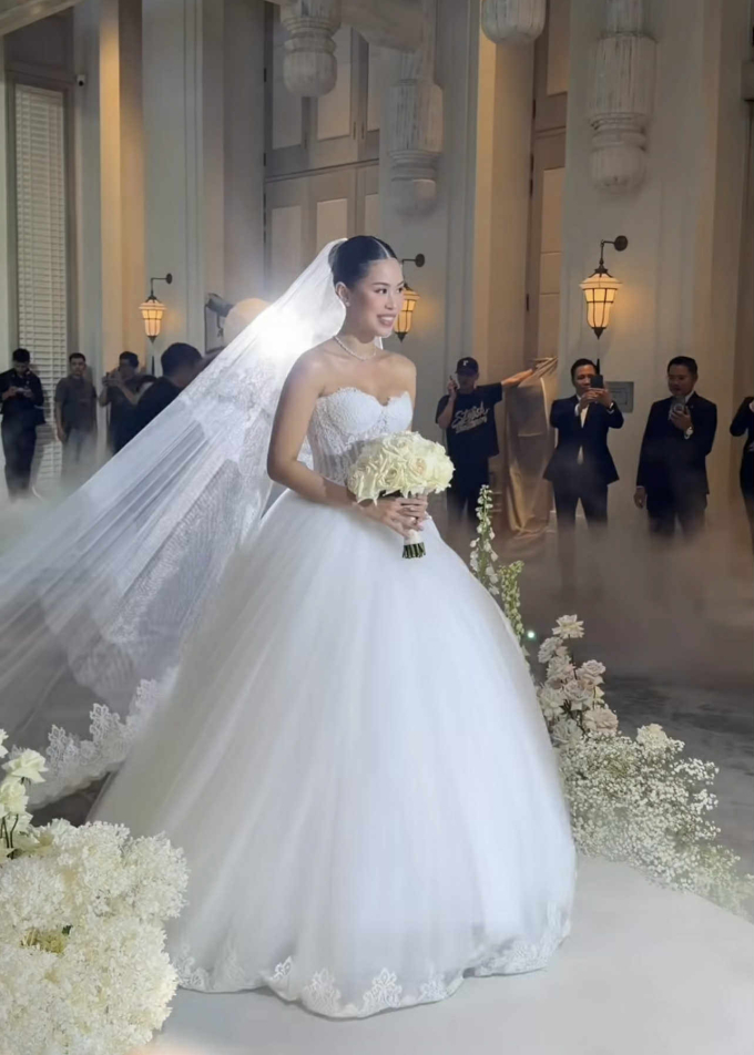 Tiên Nguyễn nhắn nhủ chồng: "Em muốn sống bên anh đến già" 1 Diện mạo của cô dâu trong đám cưới. Ảnh: Maria Đinh