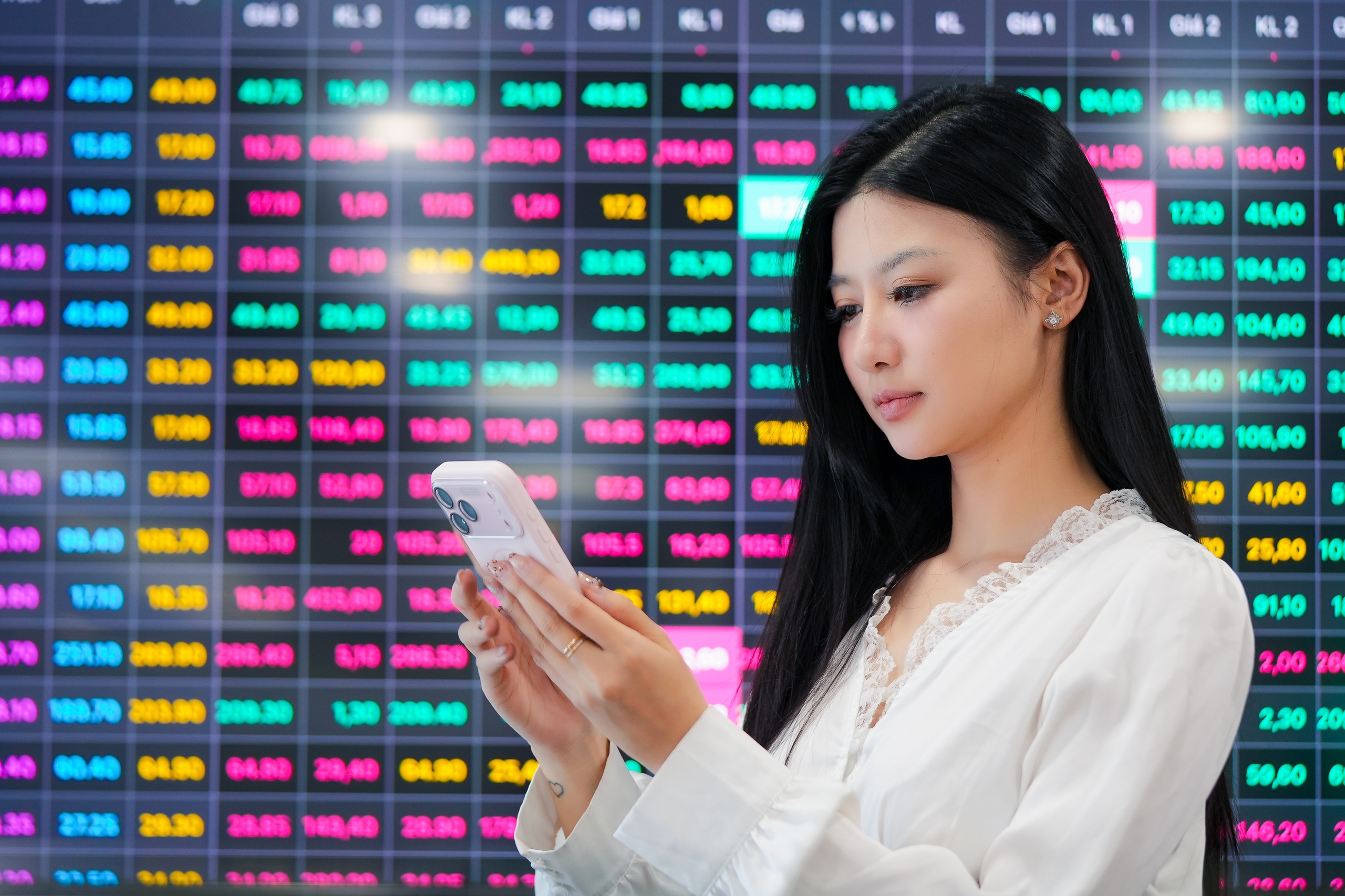 Tiền ngoại xuất hiện cuối năm 2025: Có đủ để bớt 'căng' thanh khoản nền kinh tế? 1 chứng khoán - Ảnh 1.