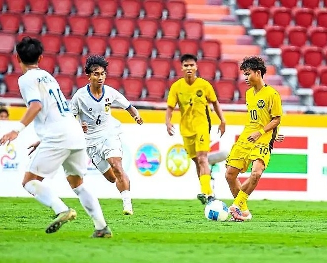 Haizon (số 10, vàng) cầm bóng trong trận gặp Lào trên sân Rajamangala ở Bangkok, Thái Lan ngày 6/12/2025. Ảnh: The Star