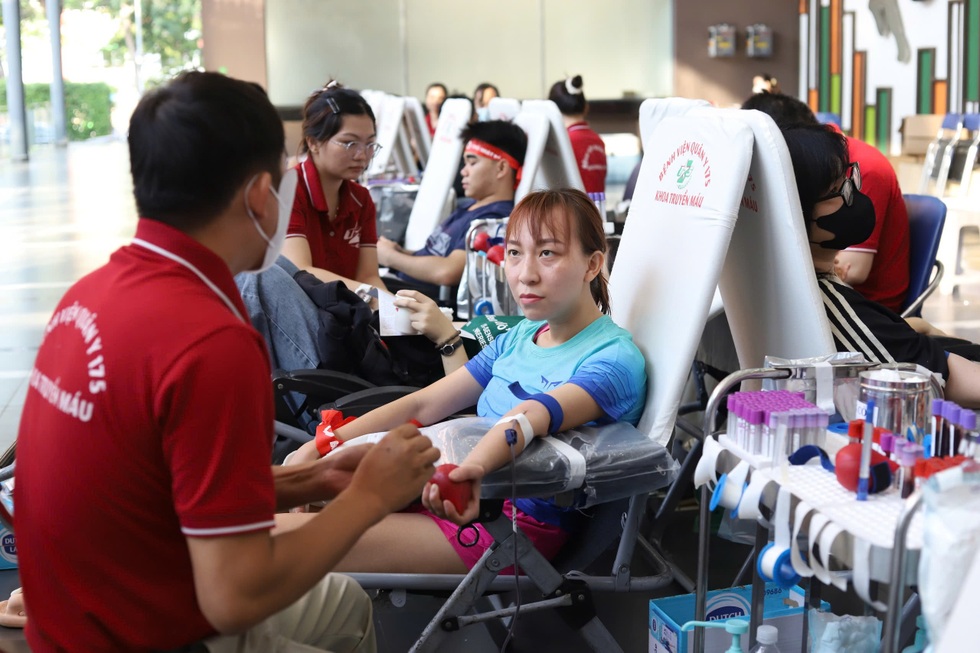 Tiếng loa trong bệnh viện và chuyện xúc động của những “ngân hàng máu sống” - 11