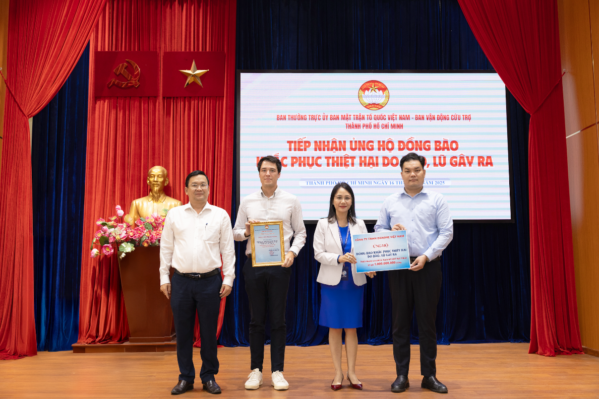 Tiếp sức dinh dưỡng cho trẻ em vùng lũ, Danone Việt Nam trao tặng 90.000 hộp sữa nước Aptamil trị giá 1 tỷ đồng 1 Đại diện Danone Việt Nam trao tặng 90.000 hộp sữa nước Aptamil thông qua Ủy ban Mặt trận Tổ quốc Việt Nam TP. Hồ Chí Minh để hỗ trợ trẻ em vùng bão lũ.