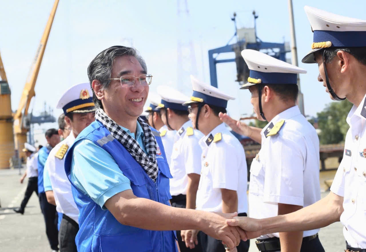 NGHĨA TÌNH TP HCM, VÌ BIỂN ĐẢO THÂN YÊU (*): Tiếp sức từ hậu phương vững chắc- Ảnh 1. NGHĨA TÌNH TP HCM, VÌ BIỂN ĐẢO THÂN YÊU (*): Tiếp sức từ hậu phương vững chắc- Ảnh 1.