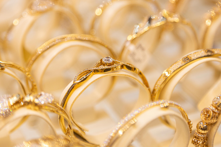 Giá vàng hôm nay 13/12: Tiếp tục đi lên, sắp chạm ngưỡng 4.300 USD/ounce- Ảnh 1.