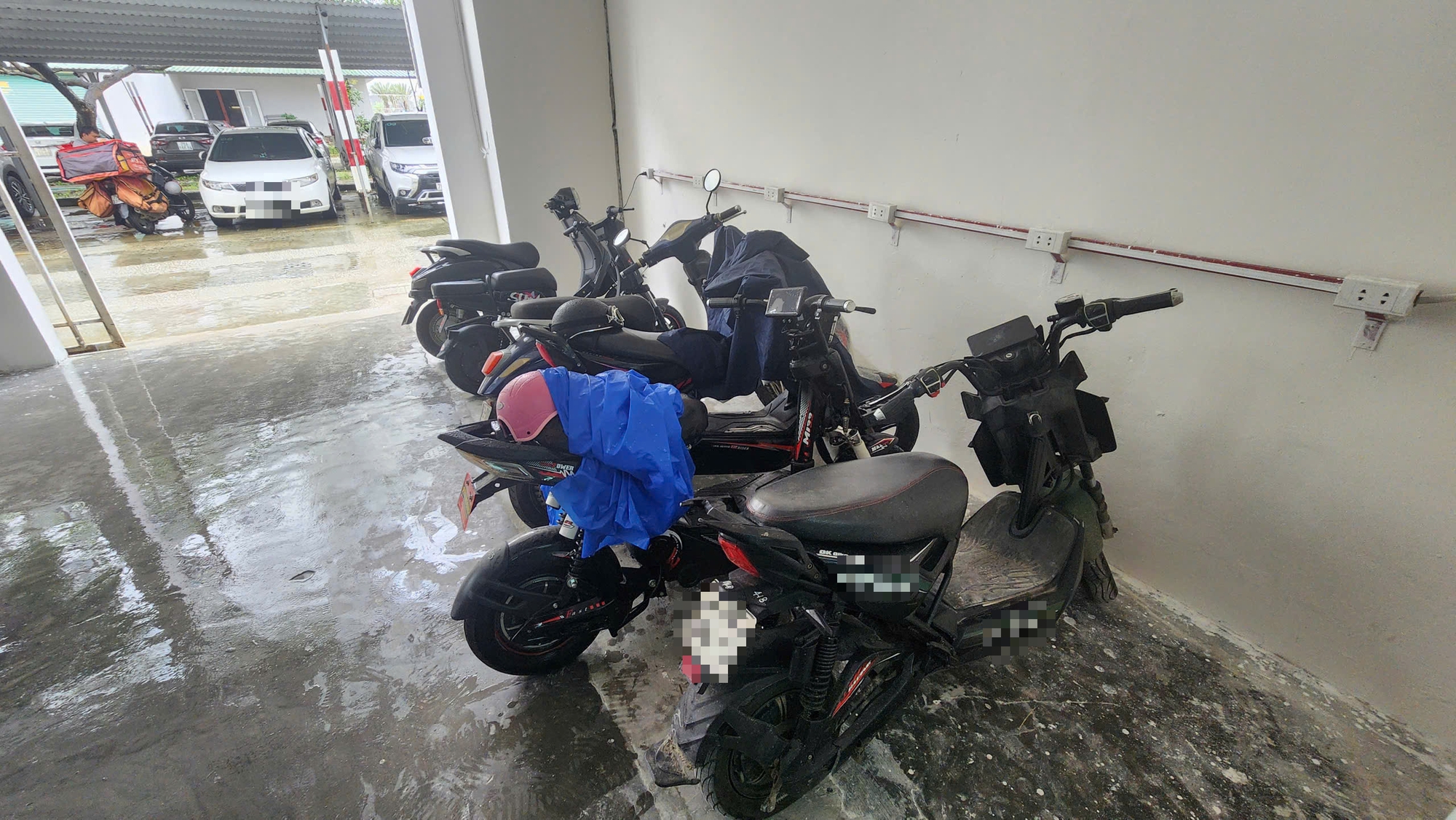 Tiếp tục tranh cãi chuyện chung cư ‘cấm’ xe điện dưới tầng hầm 1 Tiếp tục tranh cãi chuyện chung cư ‘cấm’ xe điện dưới tầng hầm - Ảnh 1.