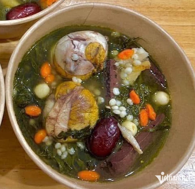 Món tiết hầm ngải cứu, trứng vịt lộn hút khách mùa đông. Ảnh: Nguyễn Phương