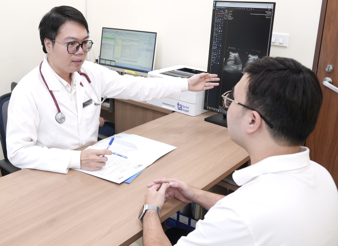 Bác sĩ Hùng khám cho bệnh nhân. Ảnh minh họa: Bệnh viện Đa khoa Tâm Anh