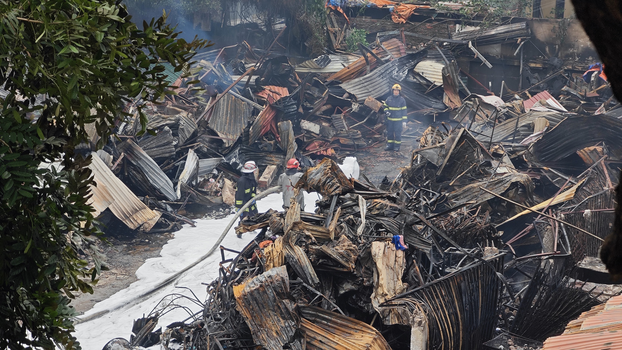 Toàn cảnh hiện trường vụ cháy chợ Xanh ở Hà Nội: Tiểu thương bàng hoàng bật khóc vì cả tỷ tiền hàng Tết vừa nhập đã hóa tro- Ảnh 1.