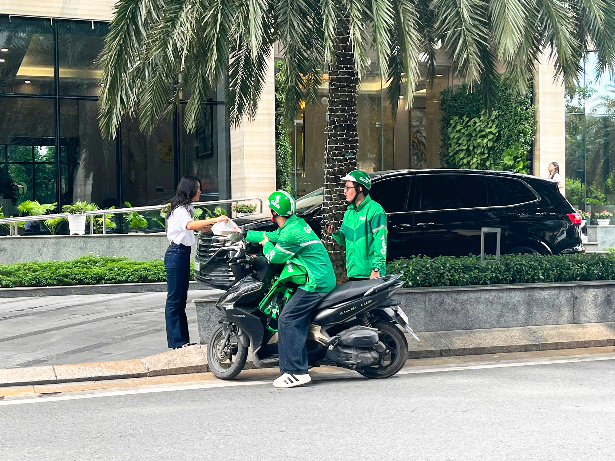 TikToker Vĩnh Thích Ăn Ngon bất ngờ “đổi nghề” làm tài xế công nghệ- Ảnh 6. TikToker Vĩnh Thích Ăn Ngon bất ngờ “đổi nghề” làm tài xế công nghệ- Ảnh 6.