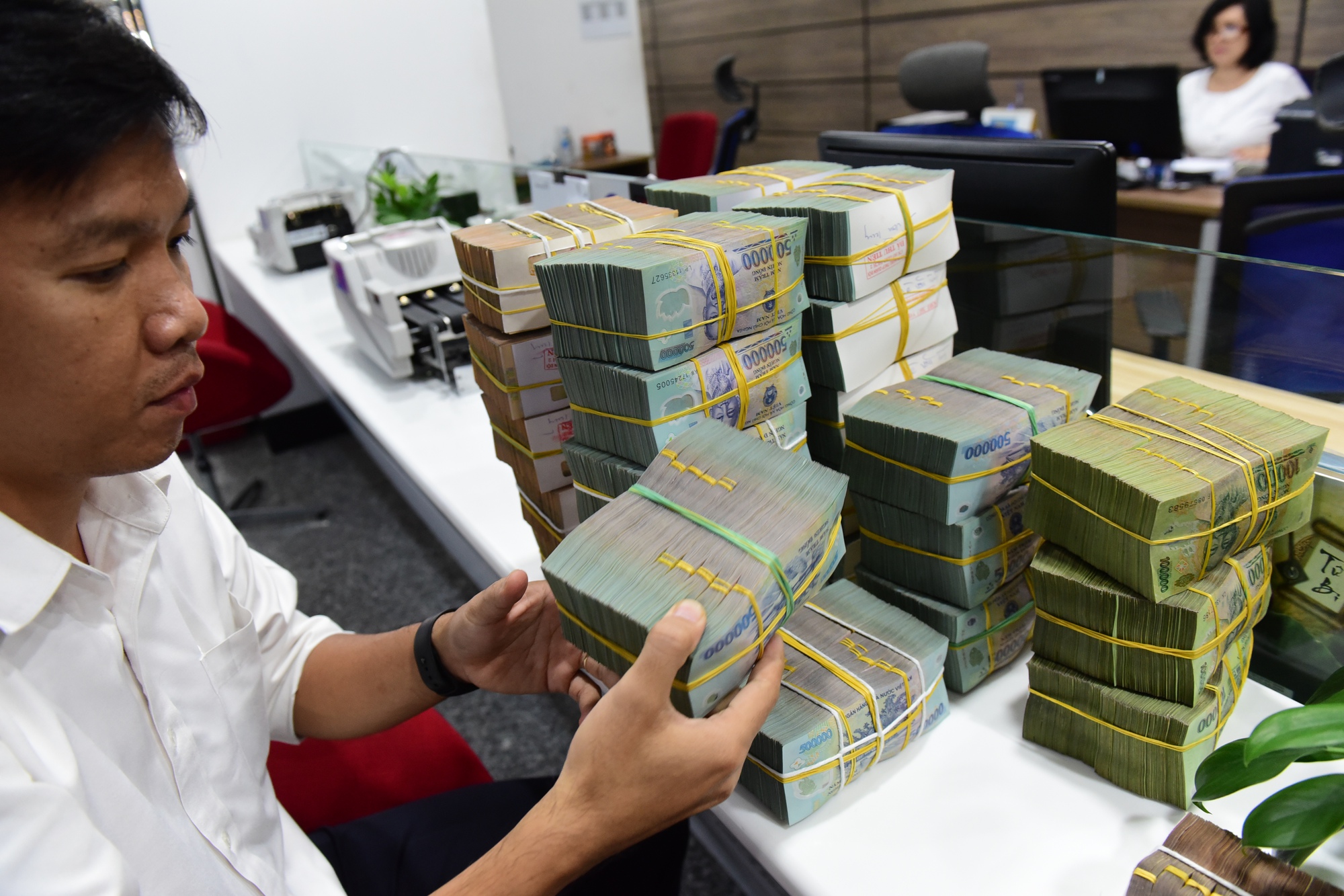 Tín dụng TP.HCM tăng trưởng 2 con số, quy mô hơn 5 triệu tỉ đồng - Ảnh 1.