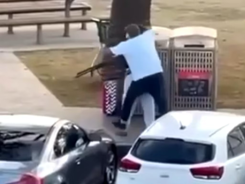 Tin thêm về người hùng tay không tước vũ khí của kẻ xả súng ở Úc  - Ảnh 1.