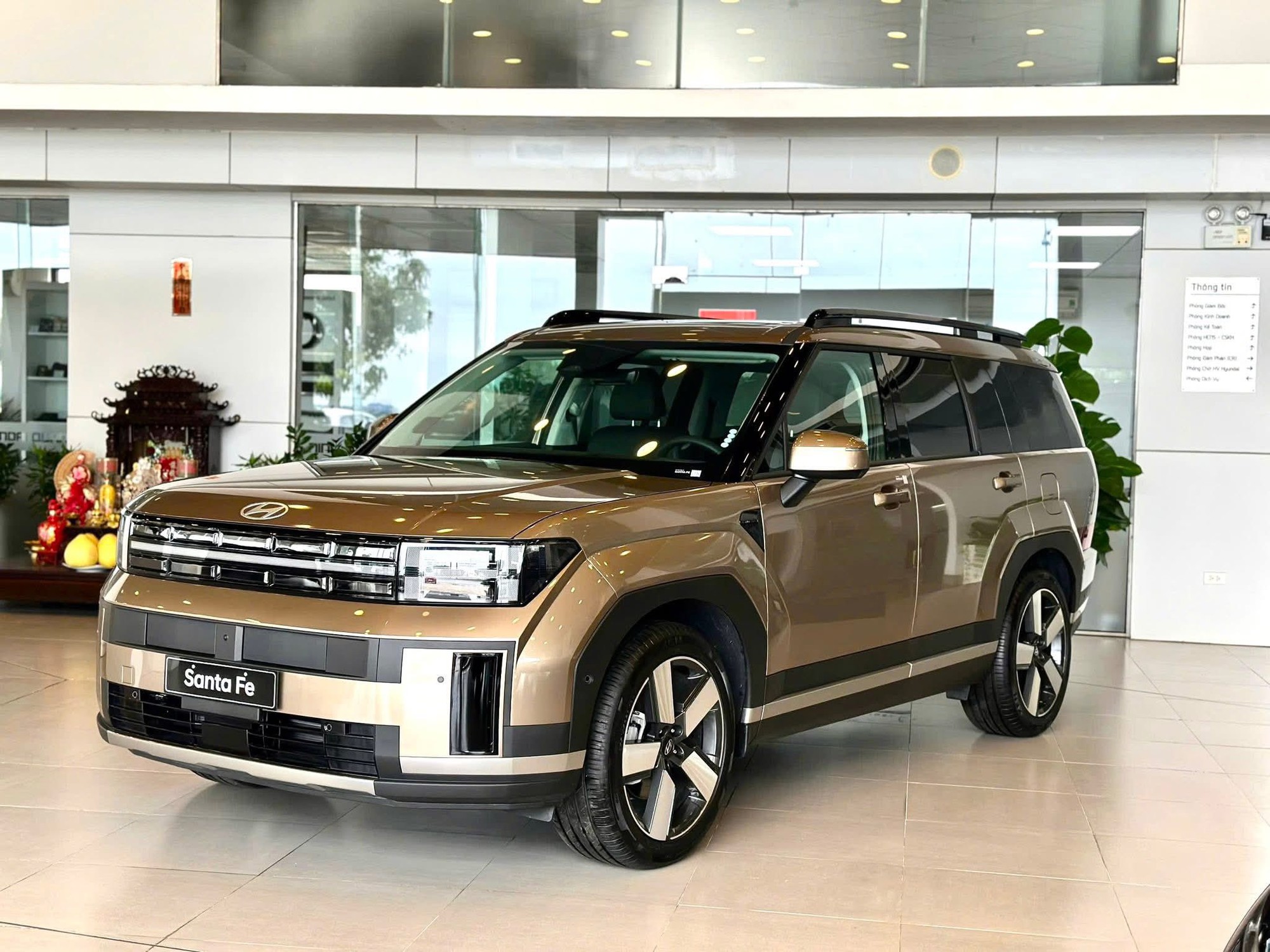 Hyundai Santa Fe giảm tới 240 triệu tại đại lý, giá thực tế 'chung mâm' với C-CUV bản cao, nhưng không mua sớm thành điểm trừ rất lớn- Ảnh 2. Hyundai Santa Fe - Ảnh 1.