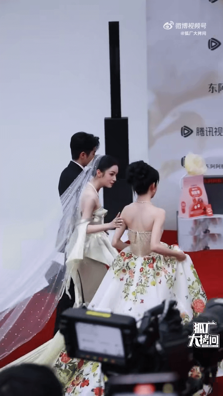 Tinh Quang Đại Thưởng xuống cấp trầm trọng: Trang hoàng như hội chợ, khiến dàn mỹ nhân suýt “vồ ếch”- Ảnh 2.