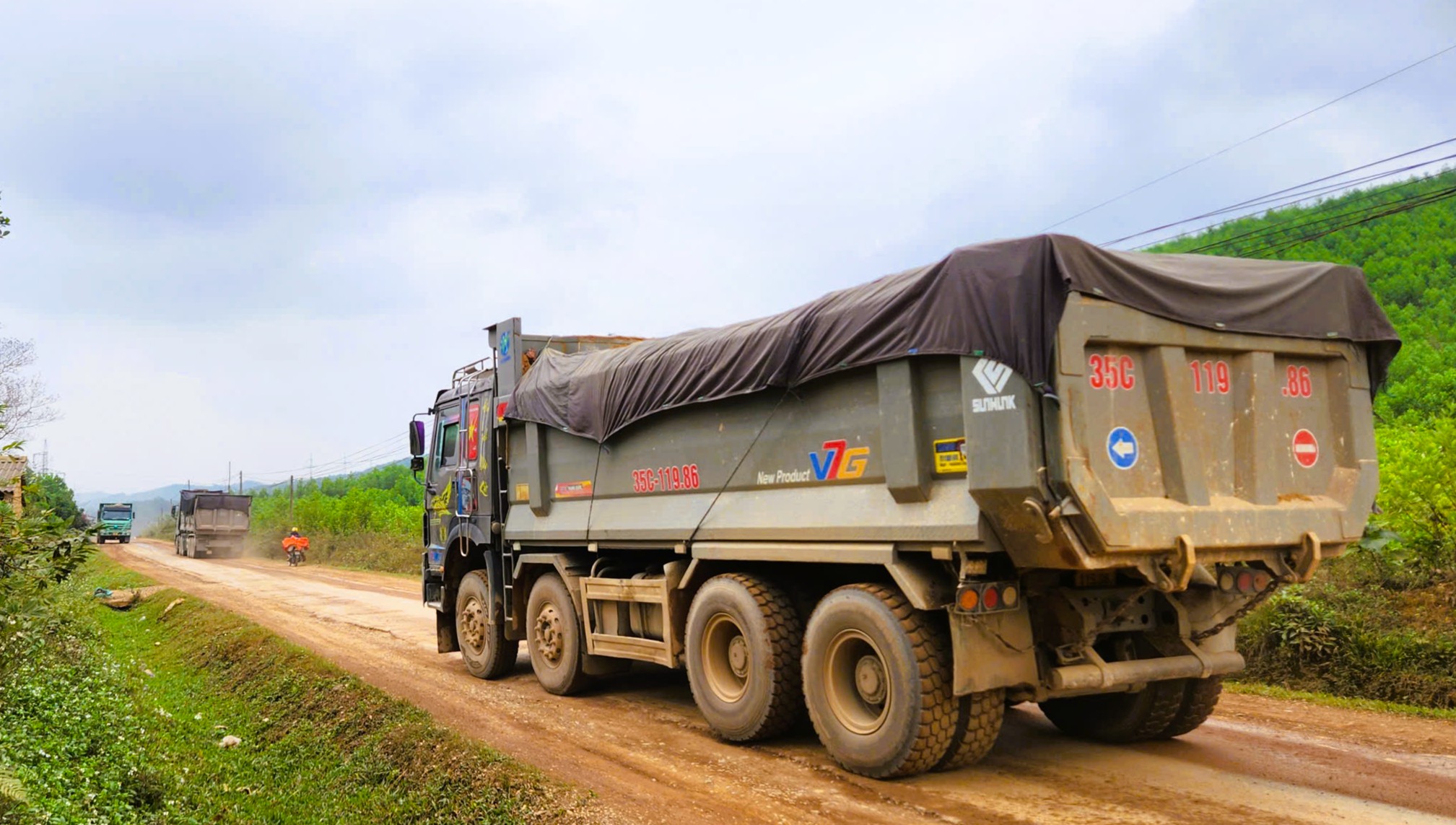 Tỉnh lộ ở Thanh Hóa oằn mình 