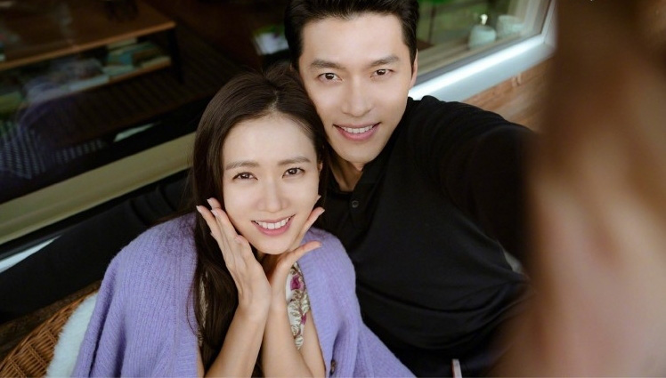Tình tứ như Son Ye Jin - Hyun Bin trong ngày Giáng sinh- Ảnh 1.