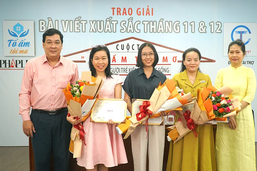 Các tác giả đoạt giải Bài viết xuất sắc nhất tháng 11 và 12-2022 chụp ảnh cùng ban tổ chức cuộc thi. Ảnh: HT Các tác giả đoạt giải Bài viết xuất sắc nhất tháng 11 và 12-2022 chụp ảnh cùng ban tổ chức cuộc thi. Ảnh: HT