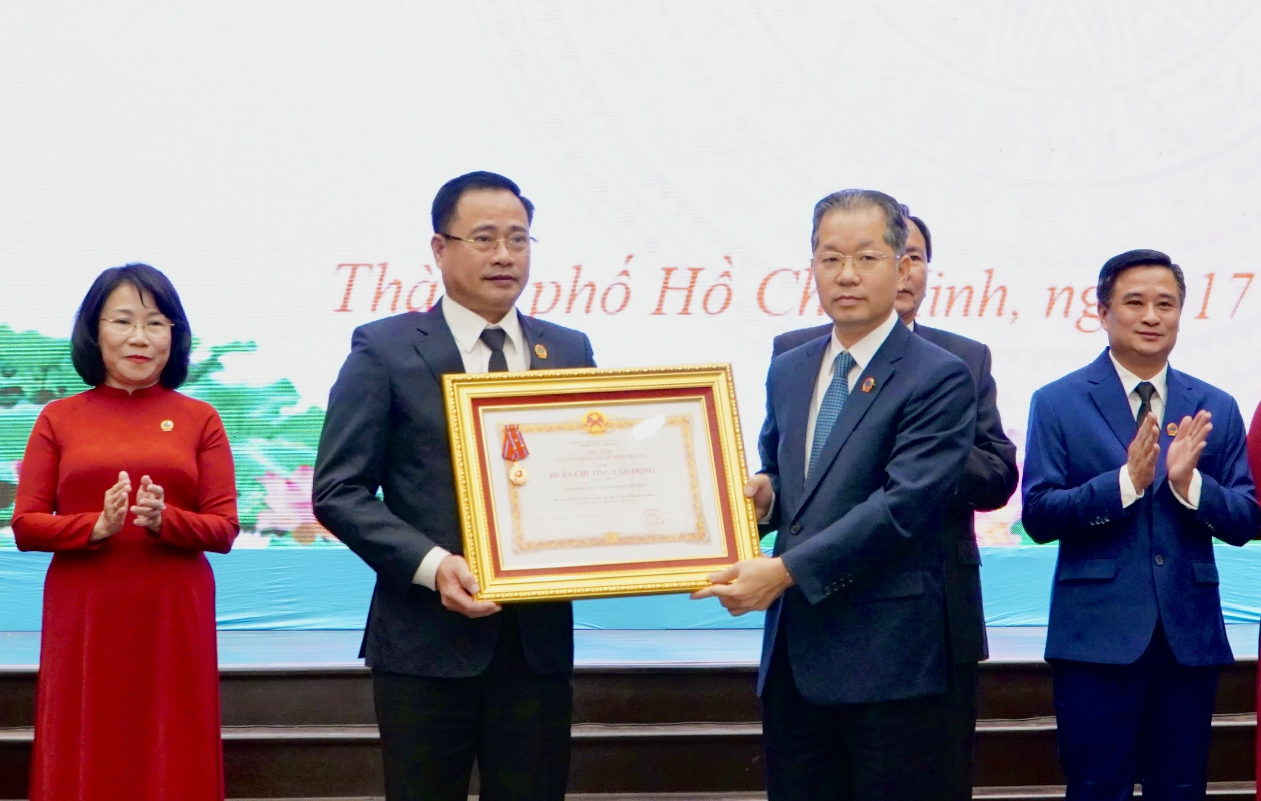 TAND TP.HCM nhận huân chương lao động hạng Nhất - Ảnh 1. Tòa án nhân dân TP.HCM nhận Huân chương Lao động hạng nhất - Ảnh 1.