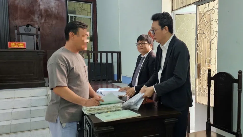 Bị cáo Khanh (trái) tại phiên toà xét xử sơ thẩm lần 2. Ảnh: VH án tù.jpg