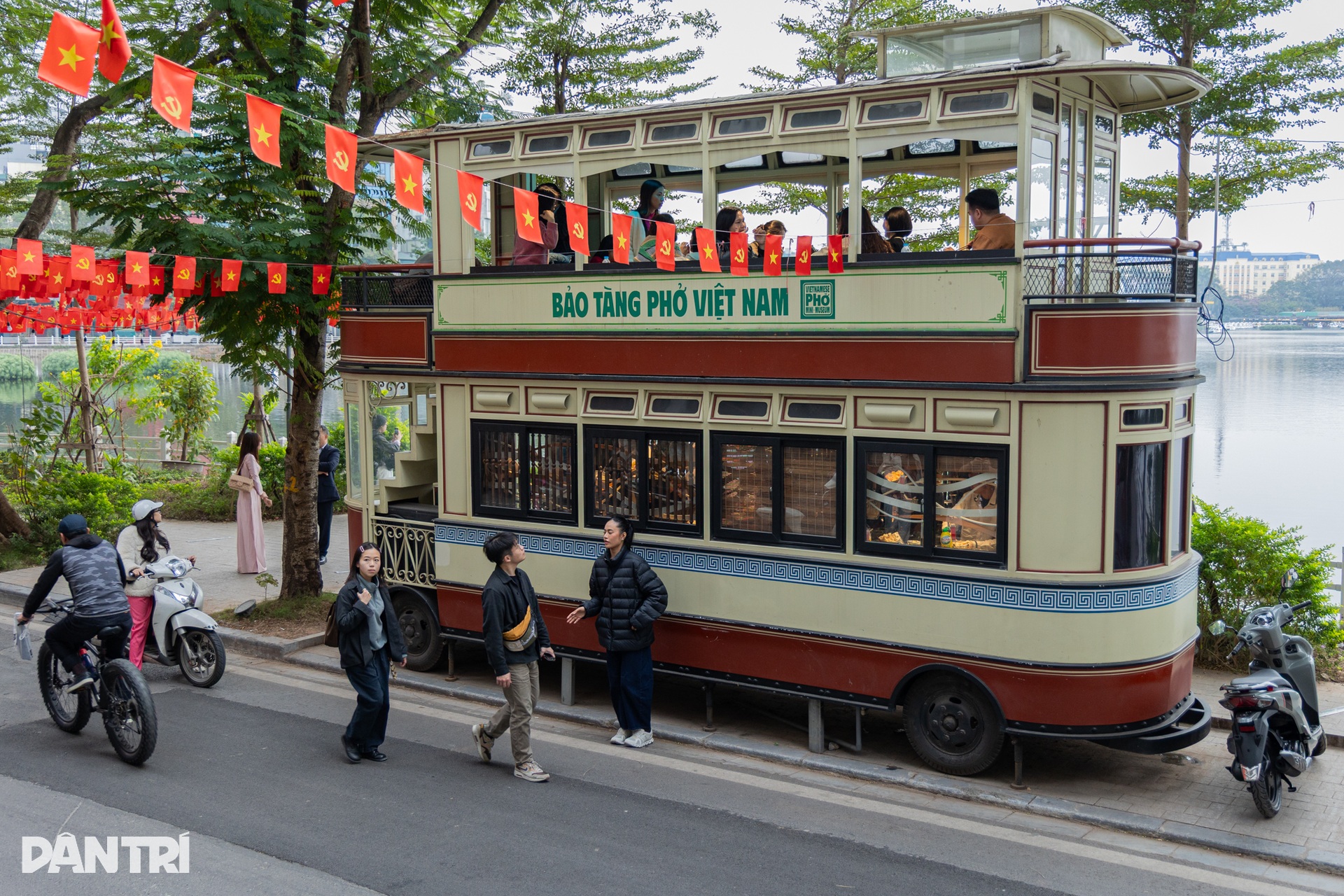 Toa tàu Hà Nội đưa khách “xuyên không” về ăn phở, uống cà phê thời bao cấp  - 1