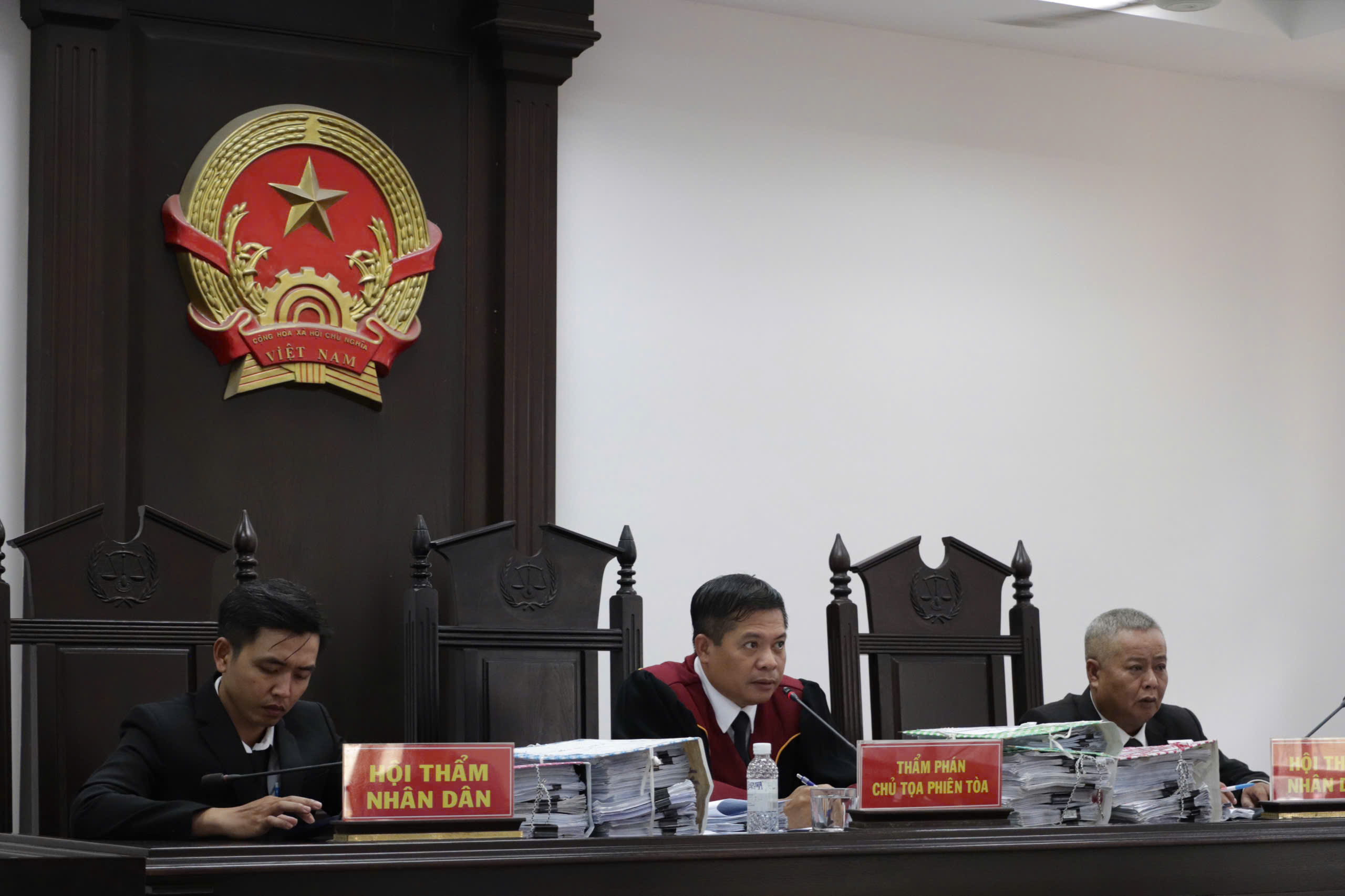 Tòa trả hồ sơ vụ nhóm đeo 'khăn quàng đỏ' hỗn chiến ở TP.HCM- Ảnh 1.