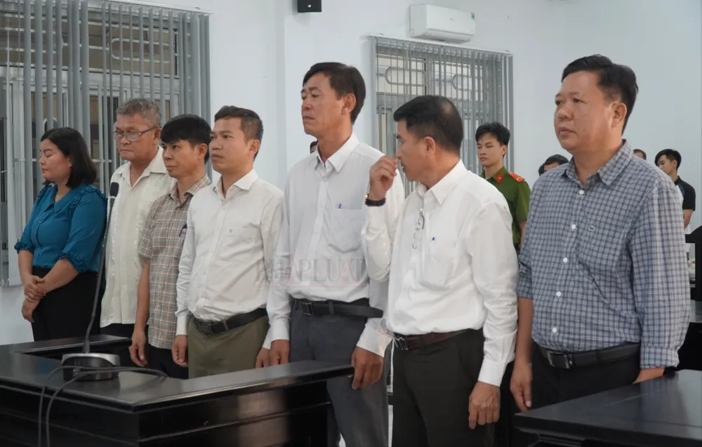 Các bị cáo tại phiên toà xét xử sơ thẩm lần 2. Ảnh: VŨ HỘI. đất công 1.jpg