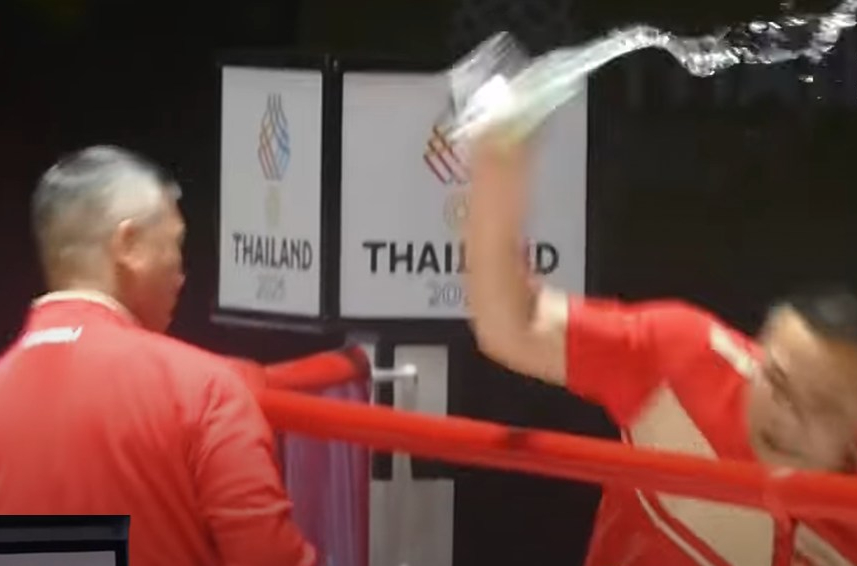 Toàn cảnh vụ HLV Việt Nam dắt VĐV bỏ về giữa trận đấu SEA Games vì bị trọng tài xử ép- Ảnh 2.