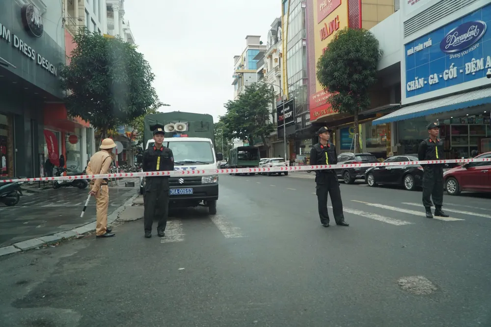 Sáng ngày 30-10, hàng chục Cảnh sát Cơ động, hình sự, CSGT thuộc Công an tỉnh Thanh Hóa đã phong tỏa tuyến đường Lê Hoàn, phường Hạc Thành để thực hiện khám xét một số cơ sở kinh doanh vàng. Ảnh: ĐẶNG TRUNG Toàn cảnh khám xét, bắt giam vợ chồng chủ tiệm vàng nổi tiếng ở Thanh Hóa - 22.jpg