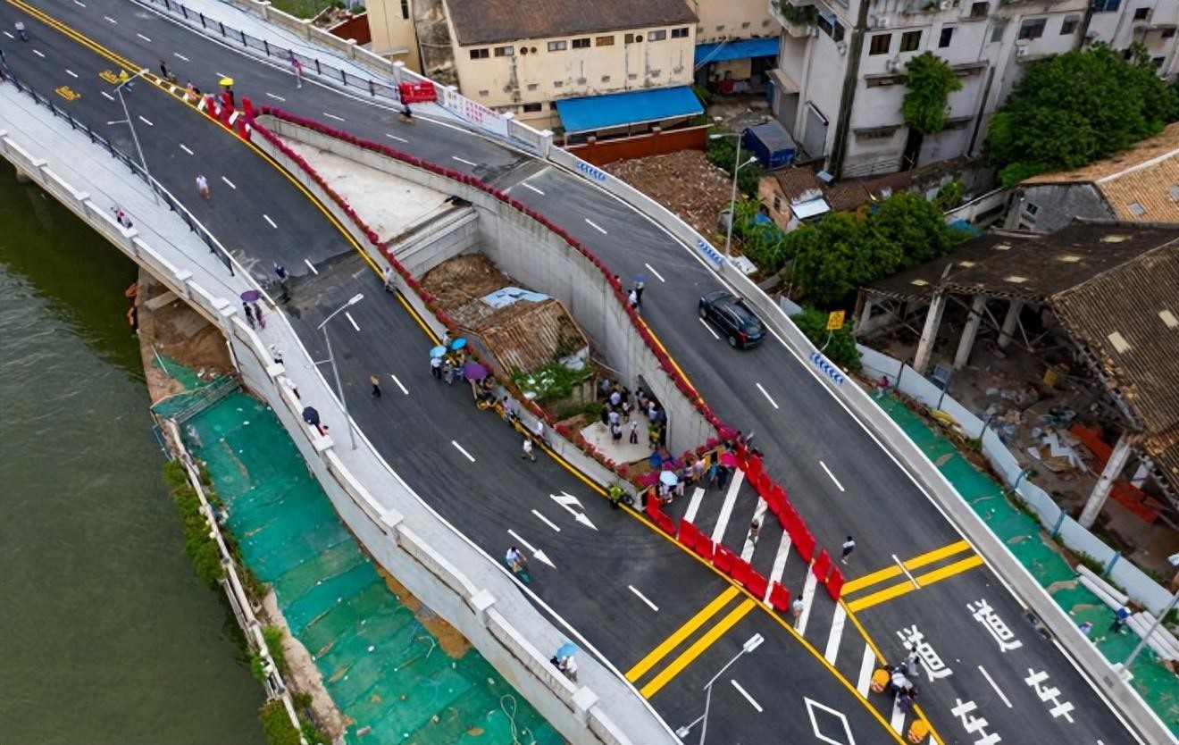 Từng cố thủ 10 năm để đòi 56 tỷ đồng đền bù đất, chủ căn nhà 30m² giờ bật khóc thừa nhận: “Tôi chỉ muốn thoát khỏi nơi này”- Ảnh 1.