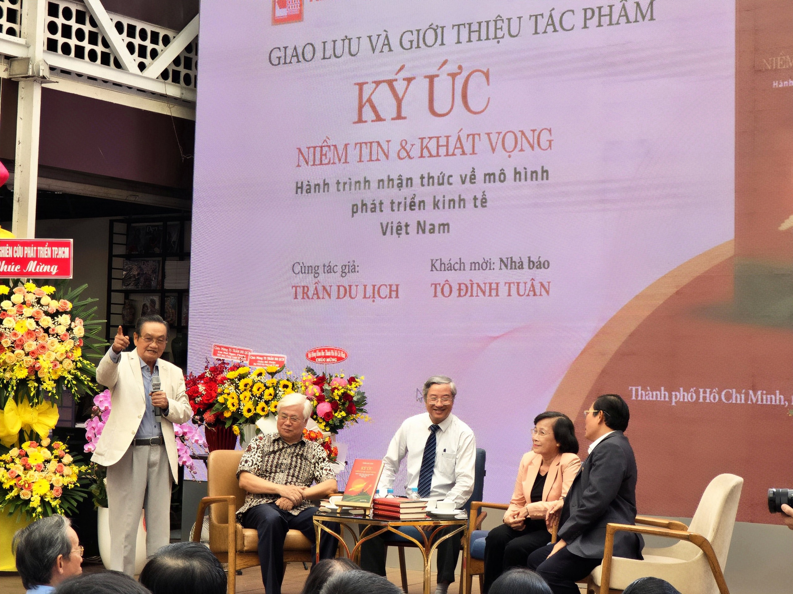 TS Trần Du Lịch ra mắt hồi ký- Ảnh 1. TS Trần Du Lịch ra mắt hồi ký- Ảnh 1.