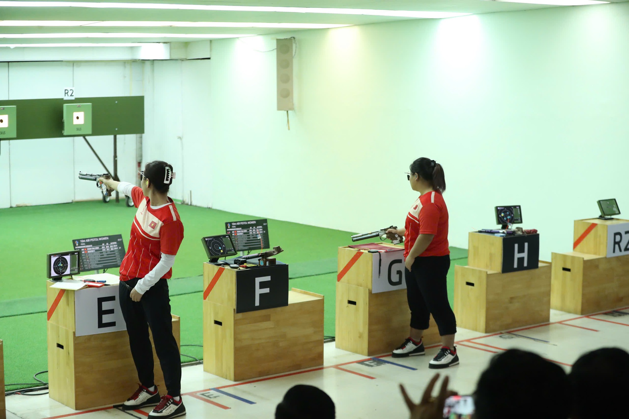 Trịnh Thu Vinh rực sáng giành 2 HCV, liên tiếp phá kỷ lục SEA Games: 'Tôi thường nói với bạn súng rằng...'- Ảnh 1.