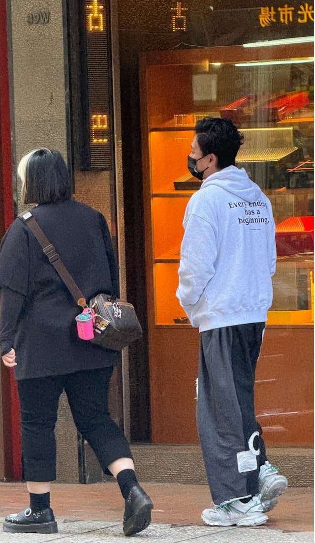 “Tóm dính” nam thần hạng A dạo phố cùng gái lạ, ngoại hình hốc hác đến khó tin- Ảnh 1.