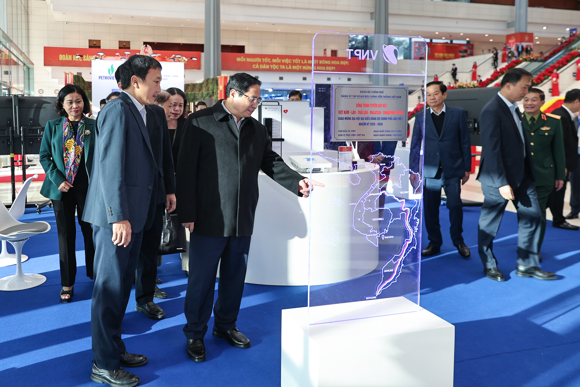 Tôn vinh điển hình thi đua yêu nước 1 Tôn vinh điển hình thi đua yêu nước - Ảnh 1.