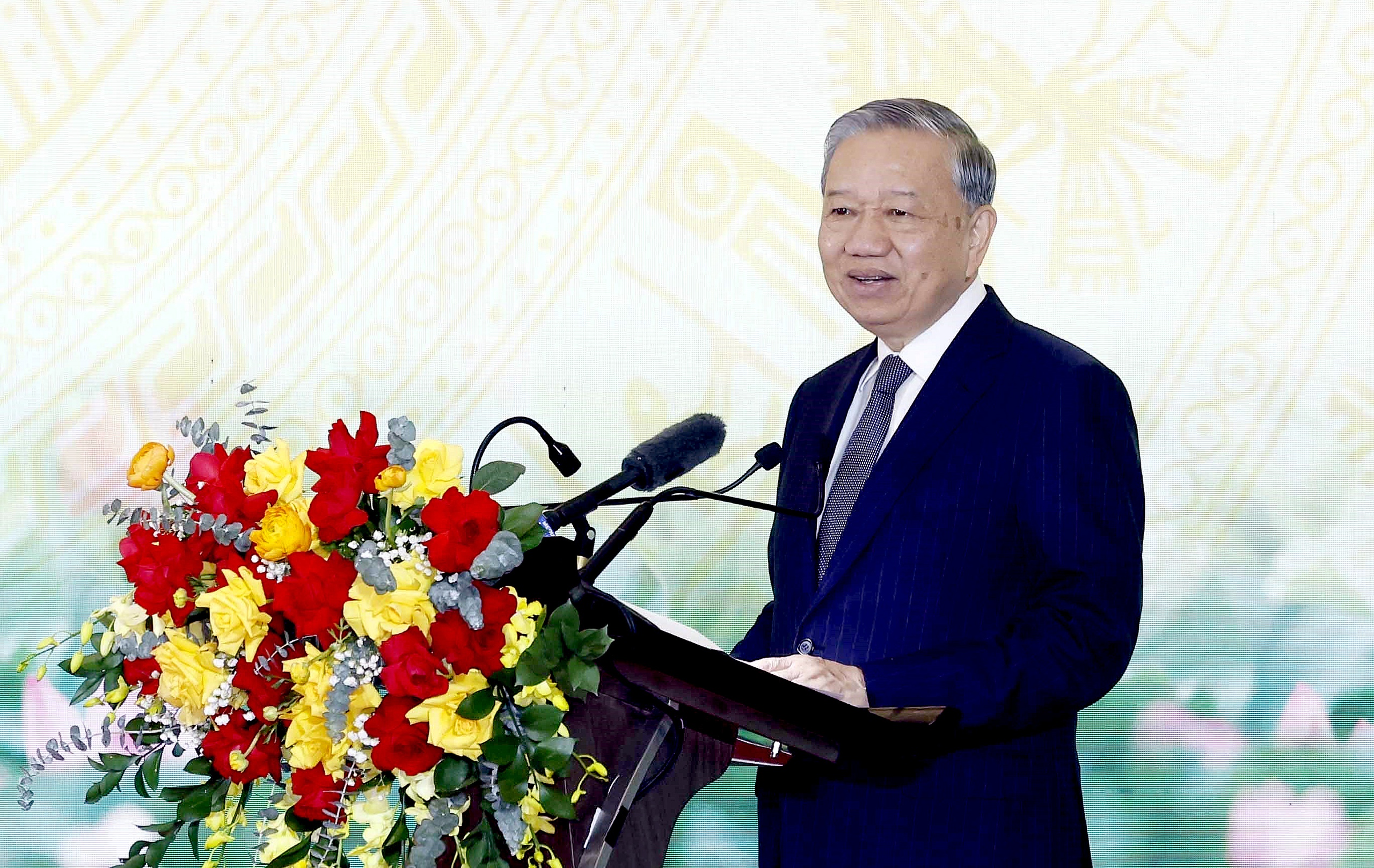 Tổng Bí thư: Dùng thông tin chính thống 'phủ xanh' không gian mạng - Ảnh 1.