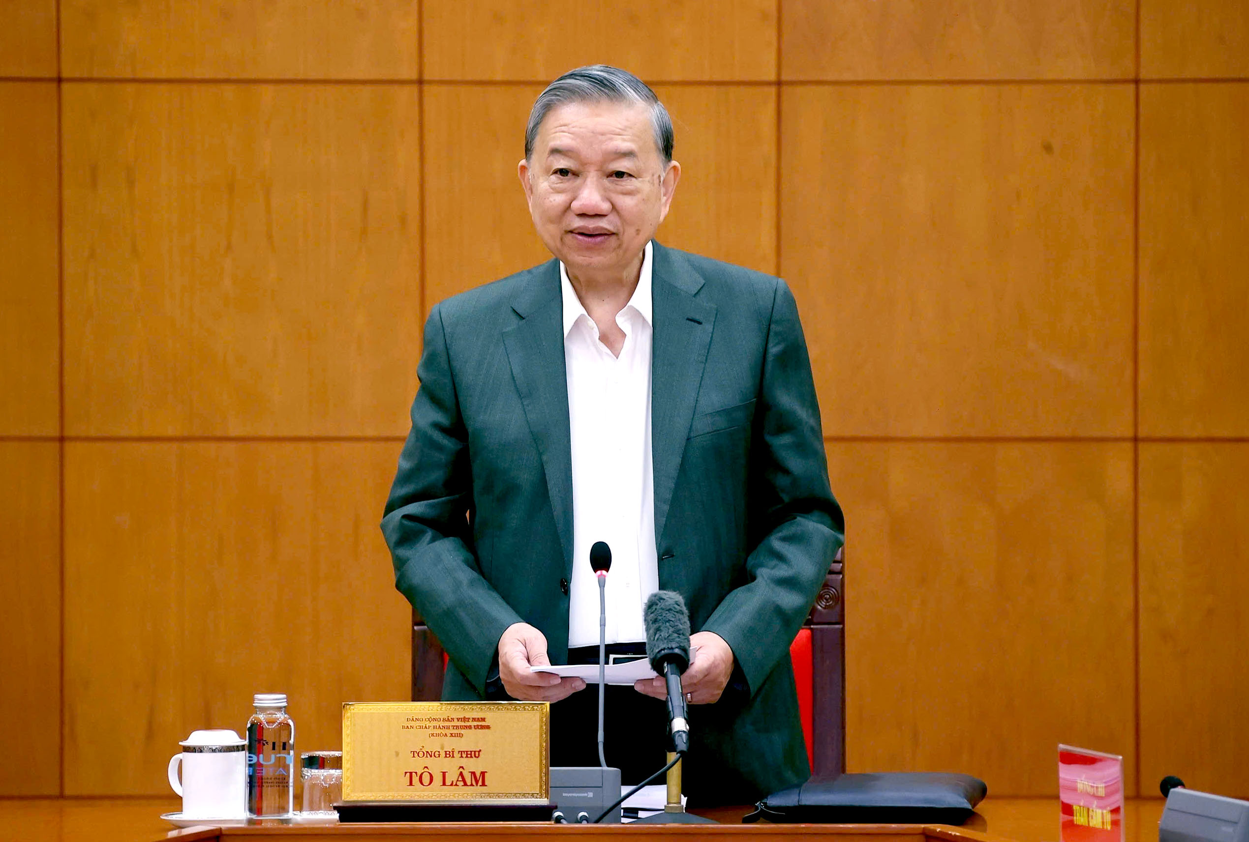 Tổng Bí thư Tô Lâm: Hoàn thiện các công việc liên quan công tác nhân sự trình Hội nghị Trung ương 15 1 Tổng Bí thư Tô Lâm: Hoàn thiện các công việc liên quan công tác nhân sự trình Hội nghị Trung ương 15 - Ảnh 1.