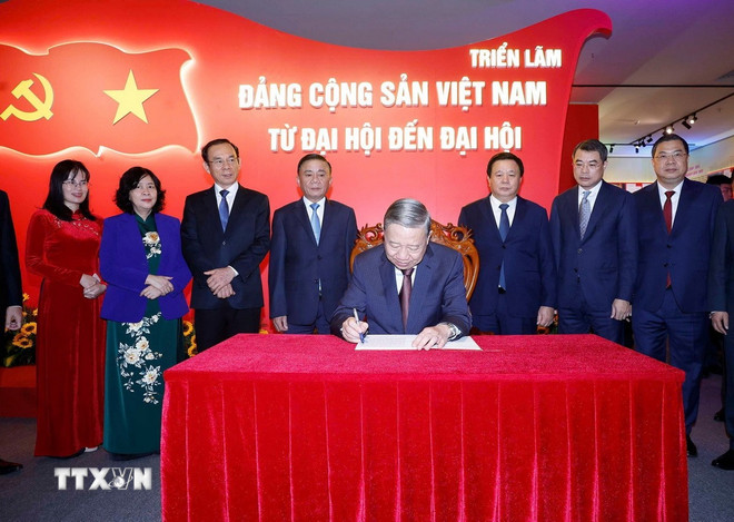 Triển lãm Đảng Cộng sản Việt Nam: Từ Đại hội đến Đại hội khai mạc tại Hà Nội - Ảnh 2.