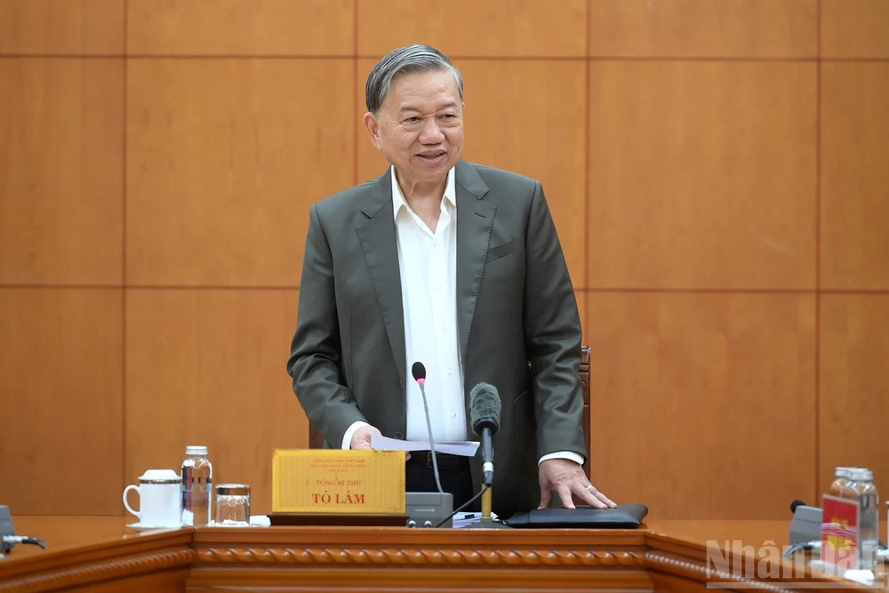 Tổng Bí thư Tô Lâm phát biểu chỉ đạo tại buổi làm việc. Ảnh: NHÂN DÂN Tổng Bí thư yêu cầu đẩy nhanh việc lập Ngân hàng Gene thân nhân liệt sỹ