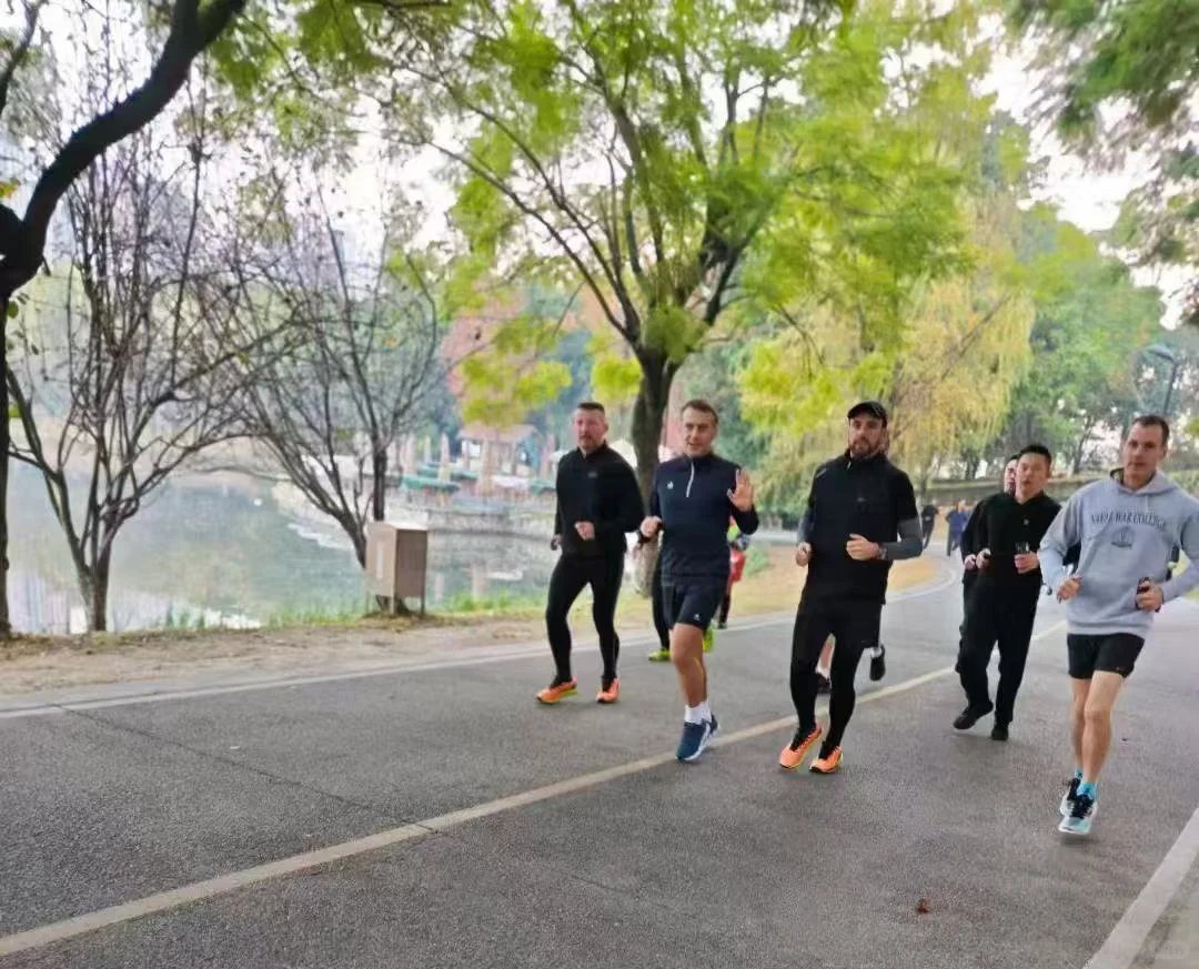 Tổng thống Pháp chạy bộ, chơi bóng bàn ở Trung Quốc, được khen 'duyên dáng' - Ảnh 5. Tổng thống Pháp - Ảnh 5.