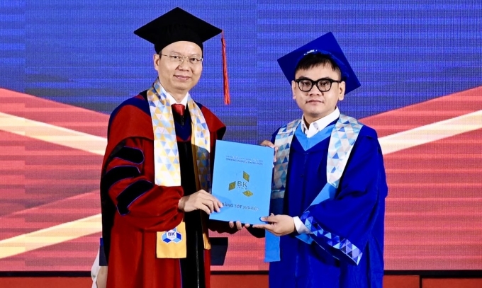 Quang được vinh danh trong lễ tốt nghiệp toàn trường Đại học Bách khoa TP HCM, ngày 28/11. Ảnh: Nhân vật cung cấp