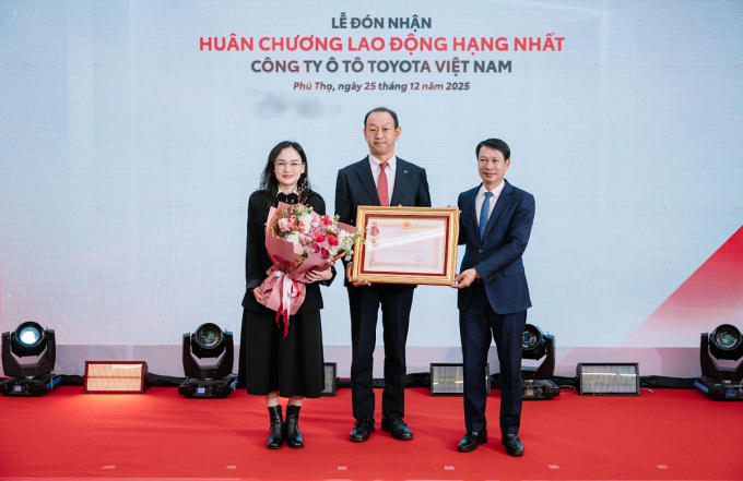 Toyota Việt Nam nhận Huân chương Lao động hạng Nhất. Ảnh: TMV
