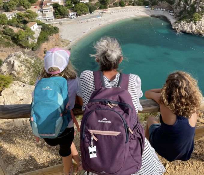 Trái đắng của những gia đình ôm con đi vòng quanh thế giới 1 Gia đình Sharon Ward trong chuyến du lịch Tây Ban Nha năm 2022. Ảnh: Guardian