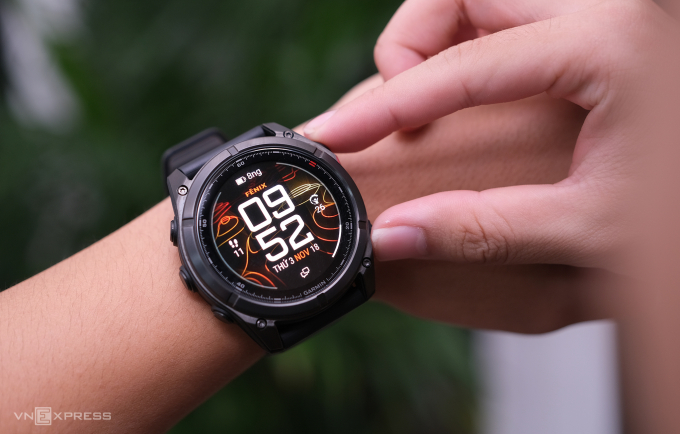 Garmin Fenix 8 MicroLED. Ảnh: Tuấn Hưng