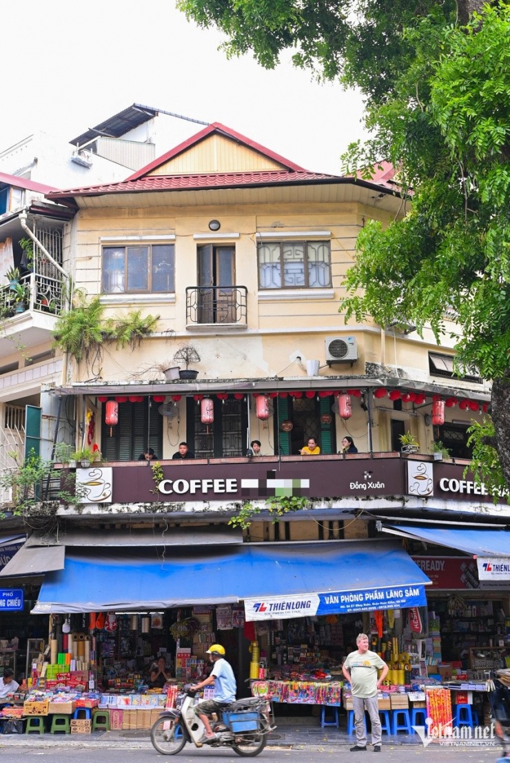 Quán cà phê nằm trong ngõ nhưng có ban công rất đẹp