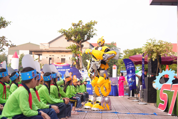 Học sinh thích thú với mô hình robot đáng yêu. Ảnh: Xuân Hoa