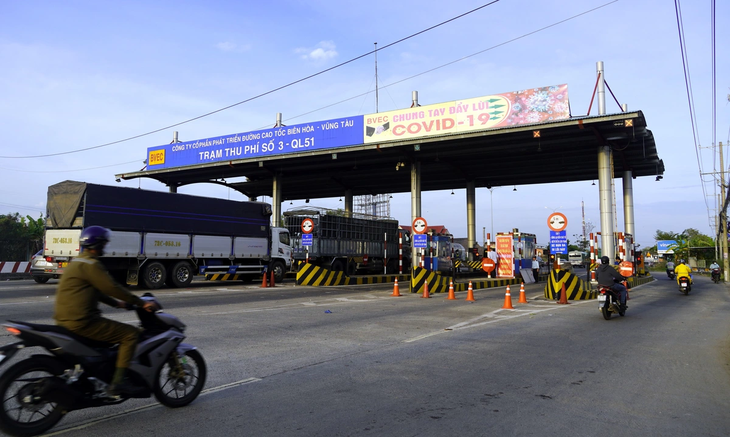 Trạm thu phí BOT quốc lộ 51 có nguy cơ sập, BVEC dùng dằng, Sở Xây dựng TP.HCM buộc tháo dỡ ngay - Ảnh 1.