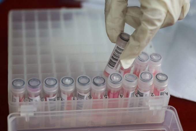 Nhân viên y tế lấy mẫu xét nghiệm cho người dân ở TP HCM. Ảnh: Quỳnh Trần