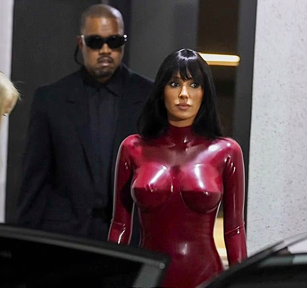 Trang phục “mặc như không” của vợ Kanye West: Nghệ thuật hay phản cảm? - 1